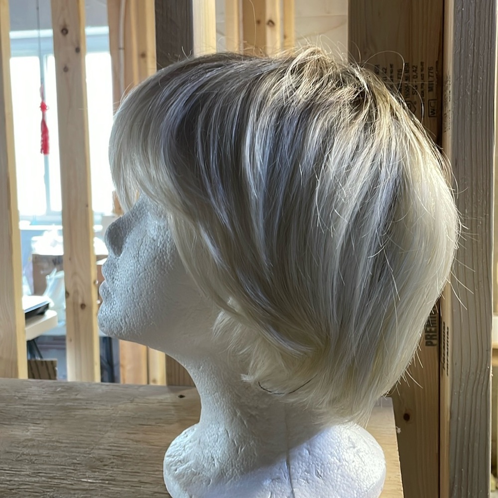 NWT 8” white blonde side part messy root light brown boy cut vanilla wig